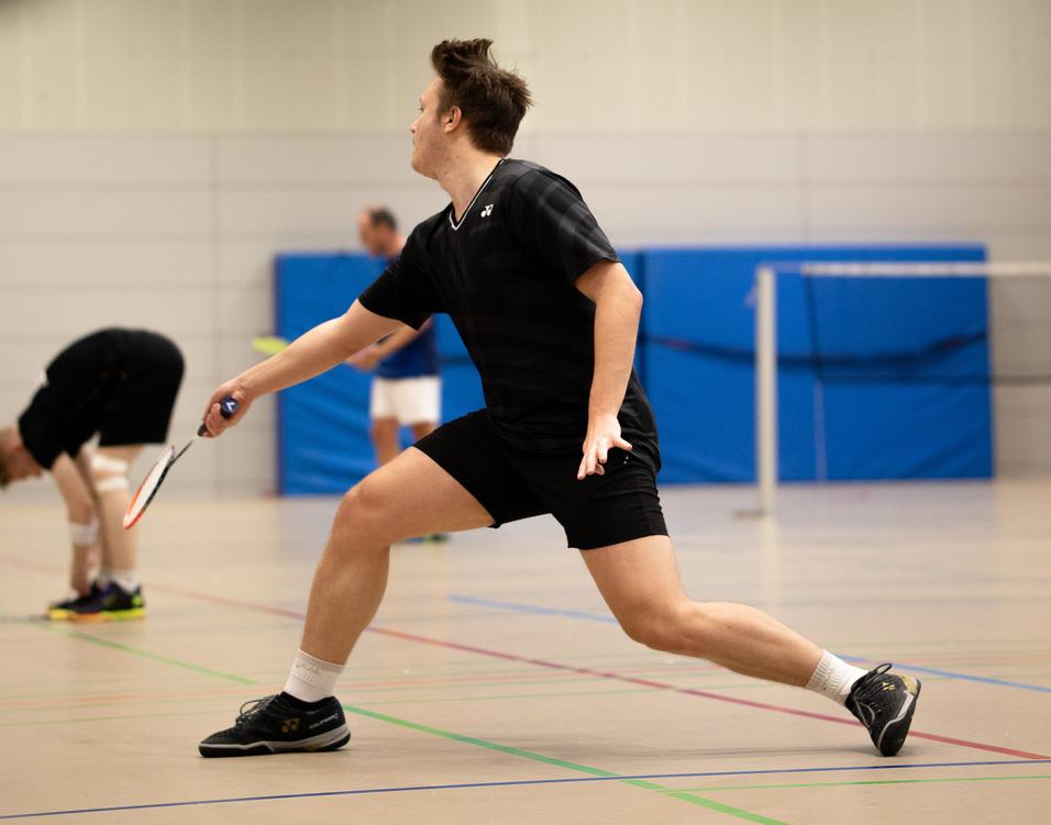 Dieses Bild zeigt einen Badminton Spieler in Aktion