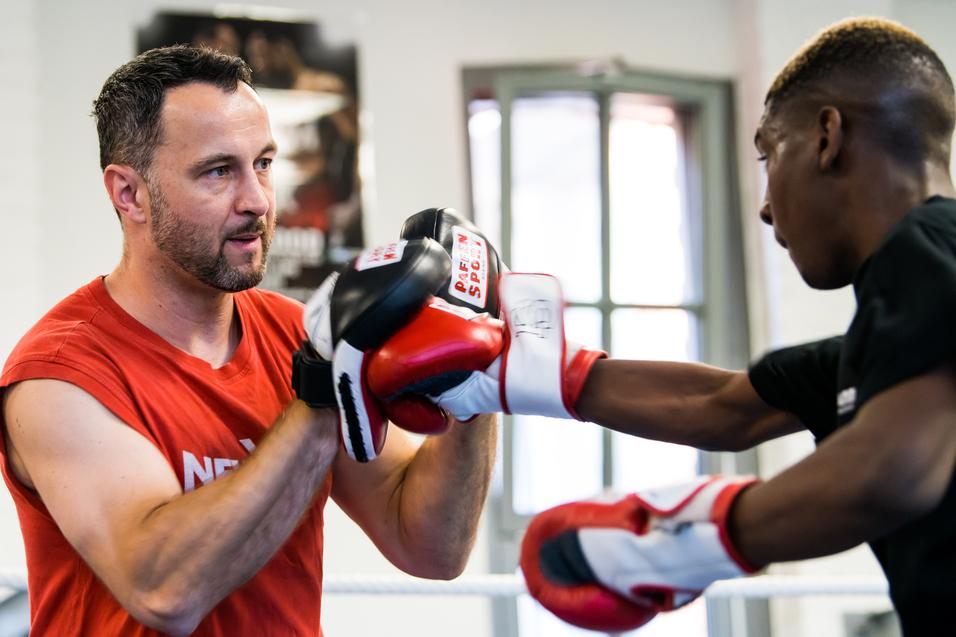 Zwei Personen die miteinander Boxen