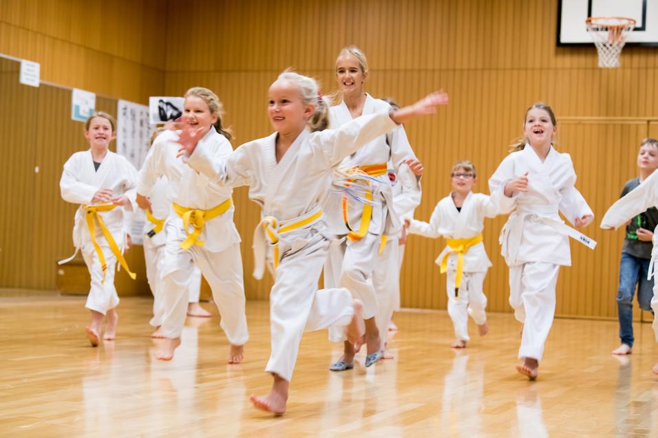 Gruppe von Kindern in weißen Judoanzügen Gruppe von Kindern in weißen Judoanzügen