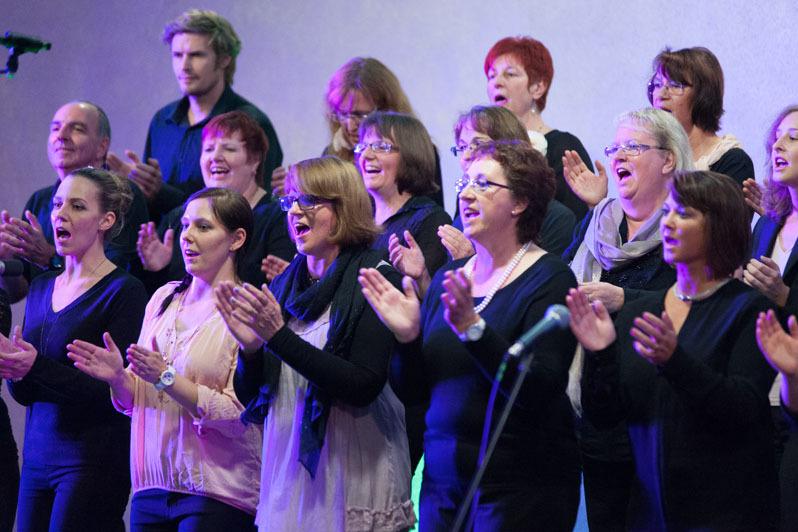 Auf dem Bild ist ein singender Chor zu erkennen