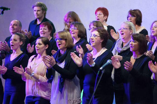 Auf dem Bild ist ein singender Chor zu erkennen