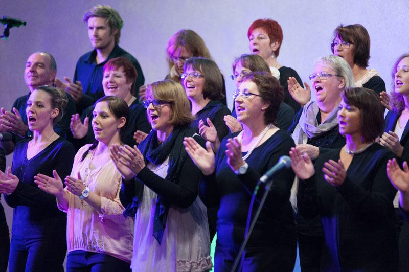 Auf dem Bild ist ein singender Chor zu erkennen