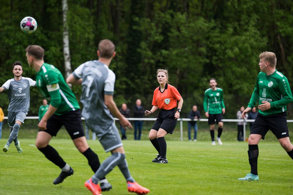 Mehrere Personen bei einem Fußballspiel Mehrere Personen bei einem Fußballspiel