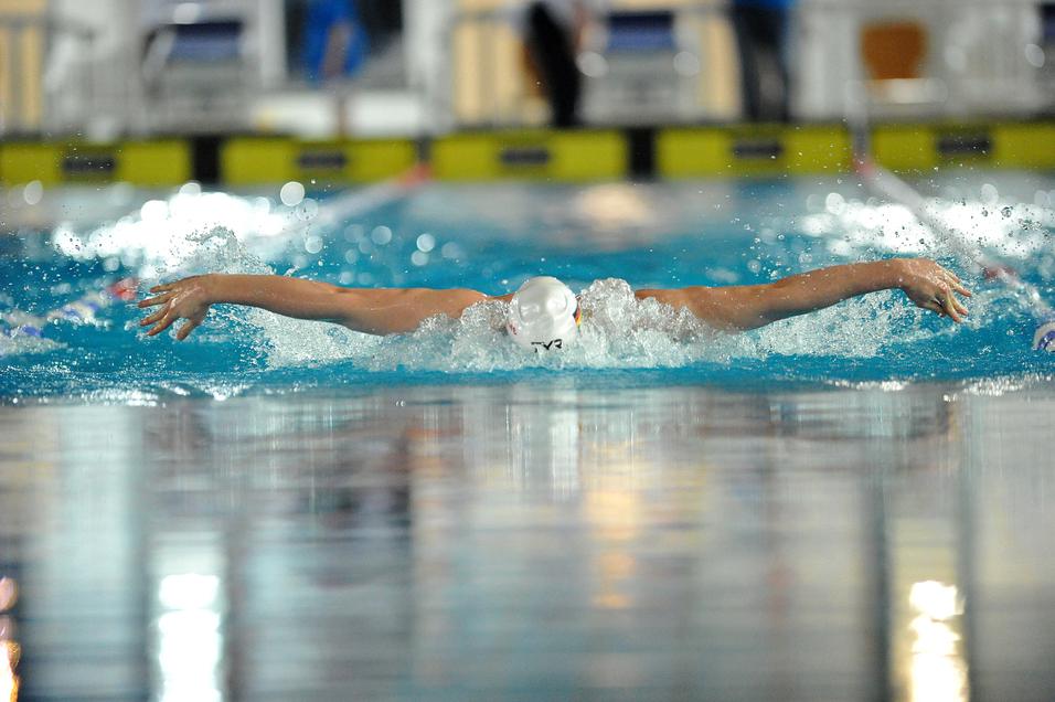 Eine im Wasser schwimmende Person Eine im Wasser schwimmende Person