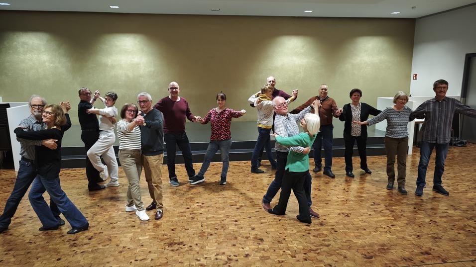 Gruppe von vielen tanzenden Personen