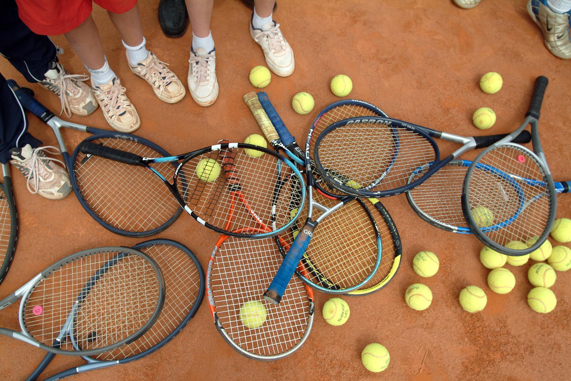 Tennisschl&auml;ger und -b&auml;lle auf einem Tennisfeld
