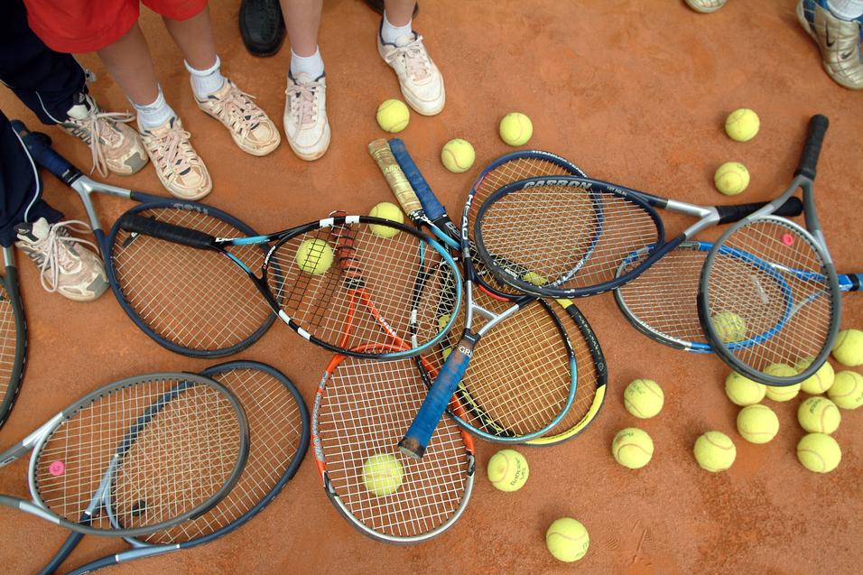 Tennisschl&auml;ger und -b&auml;lle auf einem Tennisfeld