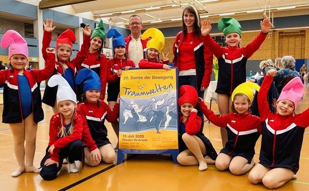 Gruppe von Turnkindern und Trainern Gruppe von Turnkindern und Trainern