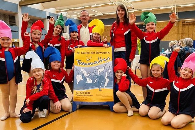 Gruppe von Turnkindern und Trainern